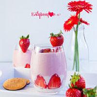 postre-de-yogur-y-fresas-con-base-de-galleta-de-chocolate