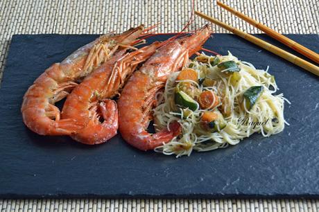 Fideos chinos de arroz con verduras y gambones