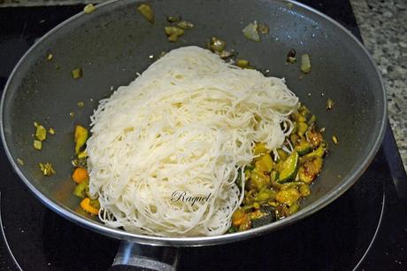 Fideos chinos de arroz con verduras y gambones