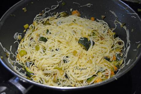 Fideos chinos de arroz con verduras y gambones