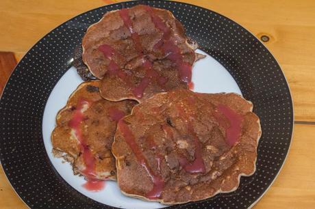 Tortitas de avena de gofre de chocolate blanco con plátano y moras congeladas