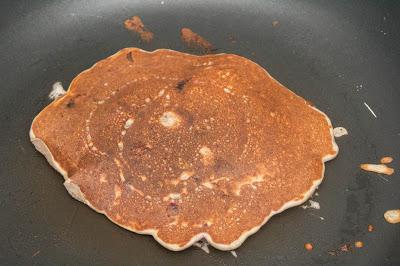 Tortitas de avena de gofre de chocolate blanco con plátano y moras congeladas