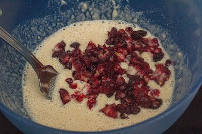 Tortitas de avena de gofre de chocolate blanco con plátano y moras congeladas