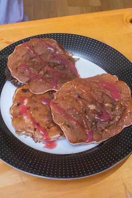 Tortitas de avena de gofre de chocolate blanco con plátano y moras congeladas