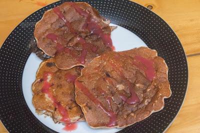 Tortitas de avena de gofre de chocolate blanco con plátano y moras congeladas