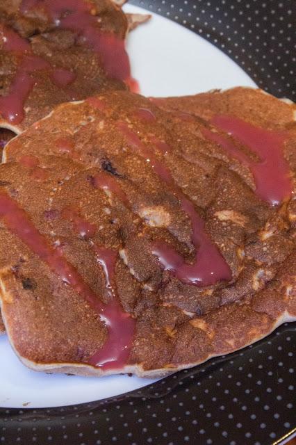 Tortitas de avena de gofre de chocolate blanco con plátano y moras congeladas