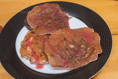 Tortitas de avena de gofre de chocolate blanco con plátano y moras congeladas