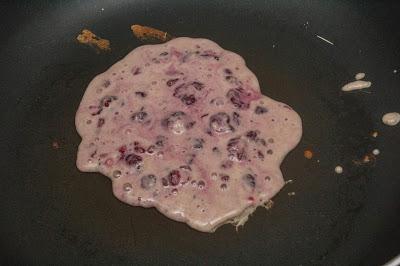 Tortitas de avena de gofre de chocolate blanco con plátano y moras congeladas