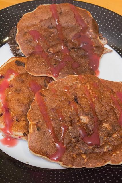 Tortitas de avena de gofre de chocolate blanco con plátano y moras congeladas