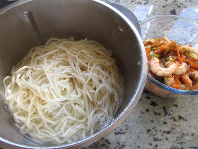 Noodles con verdura y langostinos Thermomix