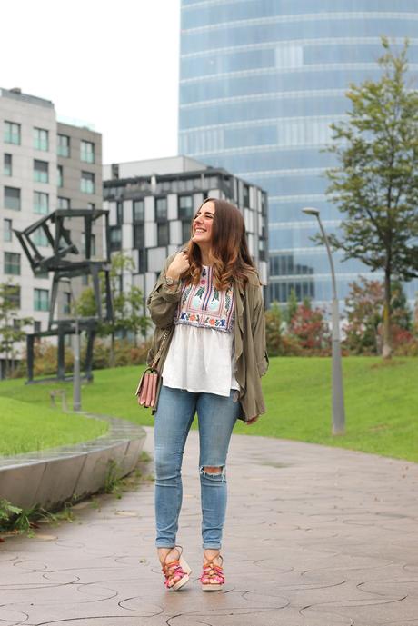 Una blusa bordada para otoño