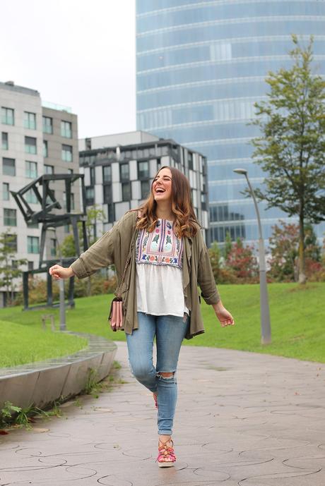 Una blusa bordada para otoño