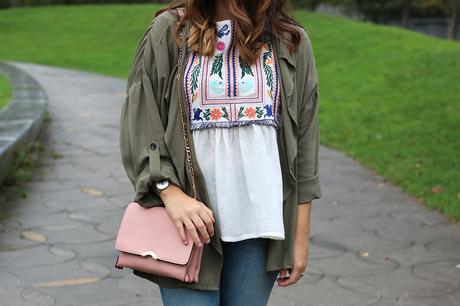 Una blusa bordada para otoño