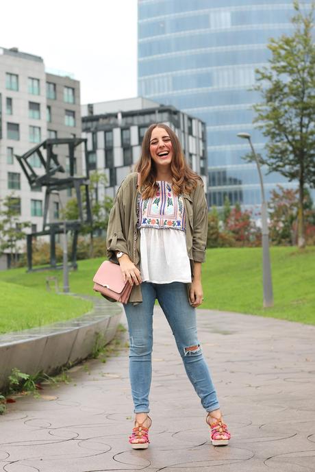 Una blusa bordada para otoño