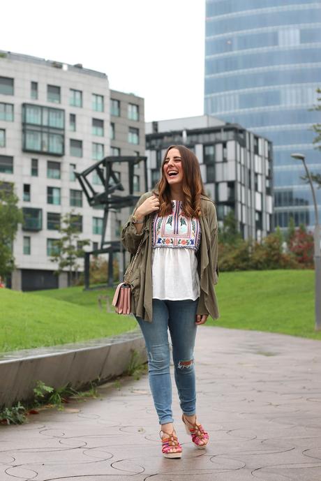 Una blusa bordada para otoño