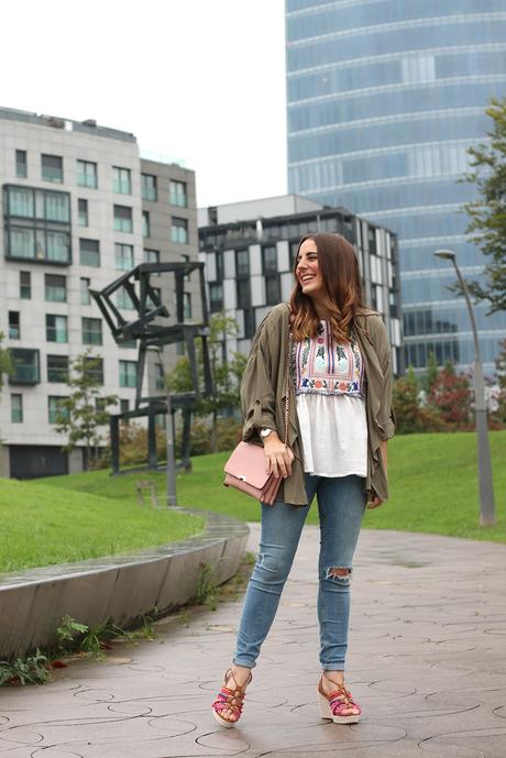 Una blusa bordada para otoño