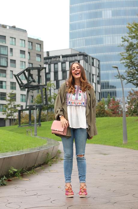 Una blusa bordada para otoño