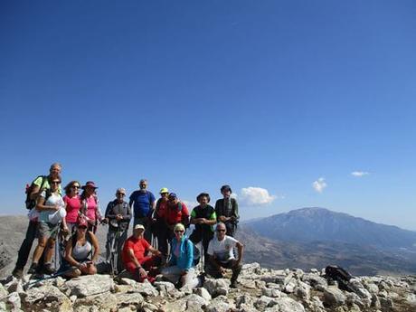 El Club Señal y Camino sube al Pico del Vilo desde Alfarnate