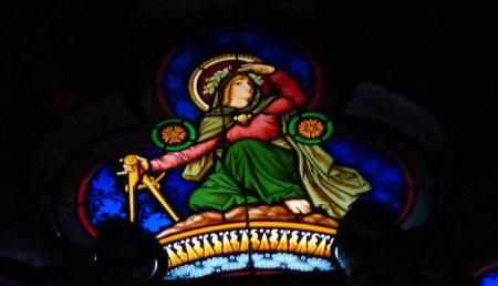 Alegoría de la Geometría en una vidriera de la Catedral de Colonia