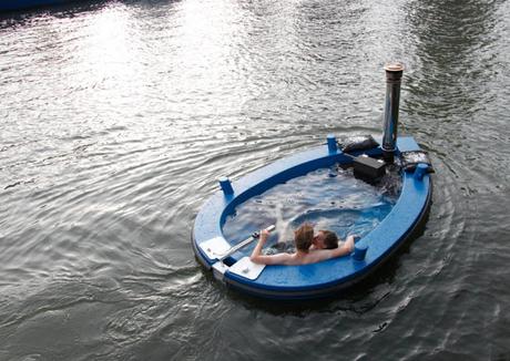 Inventan un jacuzzi barco que funciona a leña - el HotTug para navegar en Jacuzzi