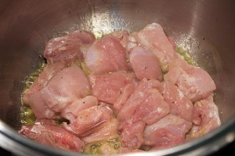 Pollo con maíz y guisantes