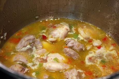 Pollo con maíz y guisantes