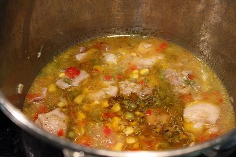 Pollo con maíz y guisantes