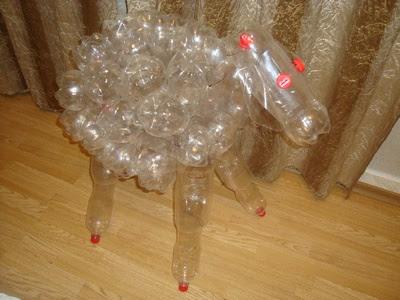 Aprende cómo hacer una oveja con botellas de plástico