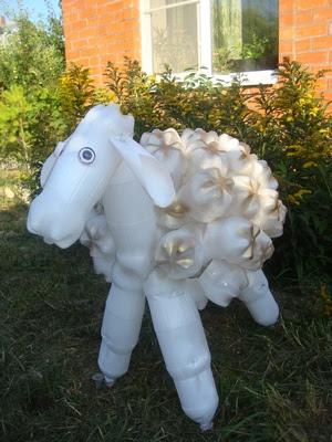 Aprende cómo hacer una oveja con botellas de plástico