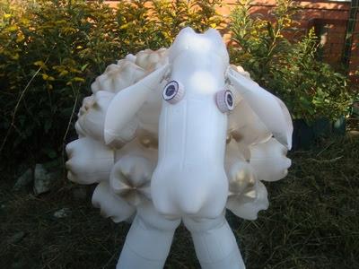 Aprende cómo hacer una oveja con botellas de plástico