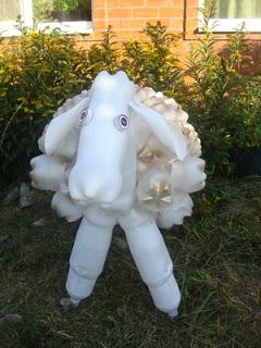 Aprende cómo hacer una oveja con botellas de plástico