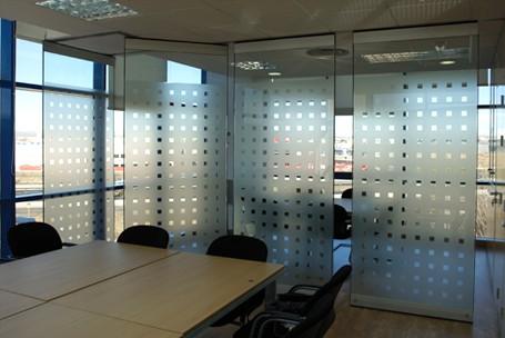 11 ideas para separar ambientes en oficinas tabiques-moviles-cristal