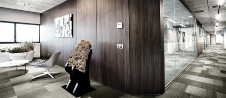 11 ideas para separar ambientes en oficinas mamparas-oficina-madera