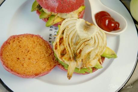 Hamburguesa de pescado con hinojo caramelizado, un plato gourmet en tu mesa