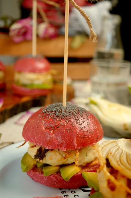 Hamburguesa de pescado con hinojo caramelizado, un plato gourmet en tu mesa