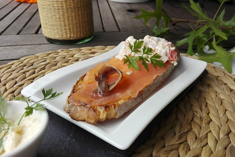 Tostada con salmón ahumado