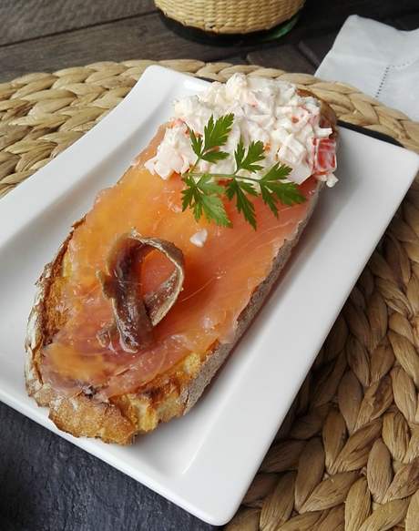Tostada con salmón ahumado