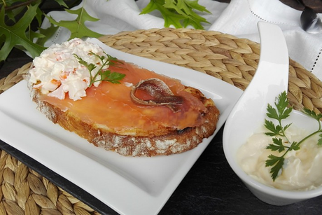 Tostada con salmón ahumado