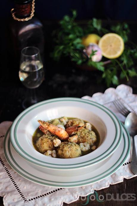 Albóndigas de bacalao y gambas en salsa verde