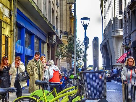 Microcentro Buenos Aires una pareja observando un puesto de bicicletas municipales