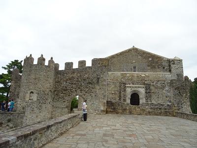 Parte trasera de la Iglesia de Santa María de los Ángeles, San Vicente de la Barquera, Cantabria