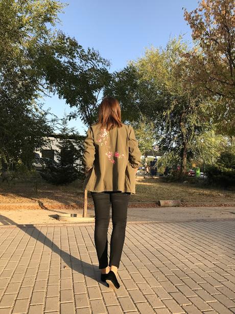 ARMY JACKET MEETS FLOWERS.- ARMY JACKET MEETS FLOWERS.-
