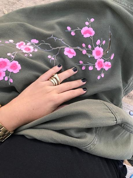 ARMY JACKET MEETS FLOWERS.- ARMY JACKET MEETS FLOWERS.-