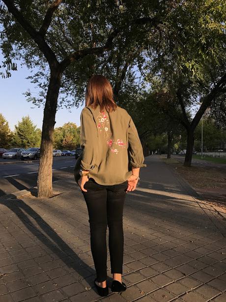 ARMY JACKET MEETS FLOWERS.- ARMY JACKET MEETS FLOWERS.-
