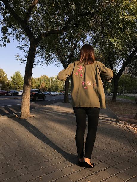 ARMY JACKET MEETS FLOWERS.- ARMY JACKET MEETS FLOWERS.-