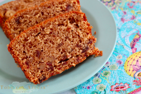 Jugoso bizcocho con nueces, dátiles, naranja y vainilla. 