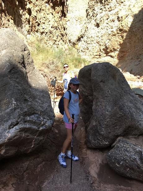 Nos vamos de Excursión, senderista, senderismo, montaña, ruta, ruta de la sal, albatera, Rambla de la sal, excursión, salida, montañismo, trekking, salida en familia, salida al campo, sitios con encanto, haz deporte, deporte, acueducto, rambla salada, canalon rambla salada, surgencias, pozos, acueductos, dolomias, calizas, areniscas, sales del trias keuper, barron negro, estrecho de las ventanas, 