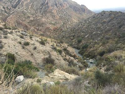 Nos vamos de Excursión, senderista, senderismo, montaña, ruta, ruta de la sal, albatera, Rambla de la sal, excursión, salida, montañismo, trekking, salida en familia, salida al campo, sitios con encanto, haz deporte, deporte, acueducto, rambla salada, canalon rambla salada, surgencias, pozos, acueductos, dolomias, calizas, areniscas, sales del trias keuper, barron negro, estrecho de las ventanas, 