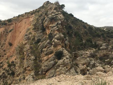 Nos vamos de Excursión, senderista, senderismo, montaña, ruta, ruta de la sal, albatera, Rambla de la sal, excursión, salida, montañismo, trekking, salida en familia, salida al campo, sitios con encanto, haz deporte, deporte, acueducto, rambla salada, canalon rambla salada, surgencias, pozos, acueductos, dolomias, calizas, areniscas, sales del trias keuper, barron negro, estrecho de las ventanas, 