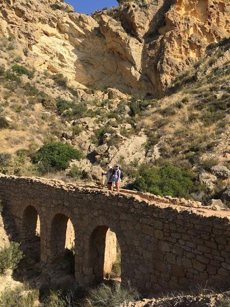 Nos vamos de Excursión, senderista, senderismo, montaña, ruta, ruta de la sal, albatera, Rambla de la sal, excursión, salida, montañismo, trekking, salida en familia, salida al campo, sitios con encanto, haz deporte, deporte, acueducto, rambla salada, canalon rambla salada, surgencias, pozos, acueductos, dolomias, calizas, areniscas, sales del trias keuper, barron negro, estrecho de las ventanas, 